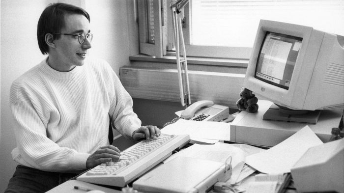 Black & white photo of young Linus Torvalds sitting behind the computer