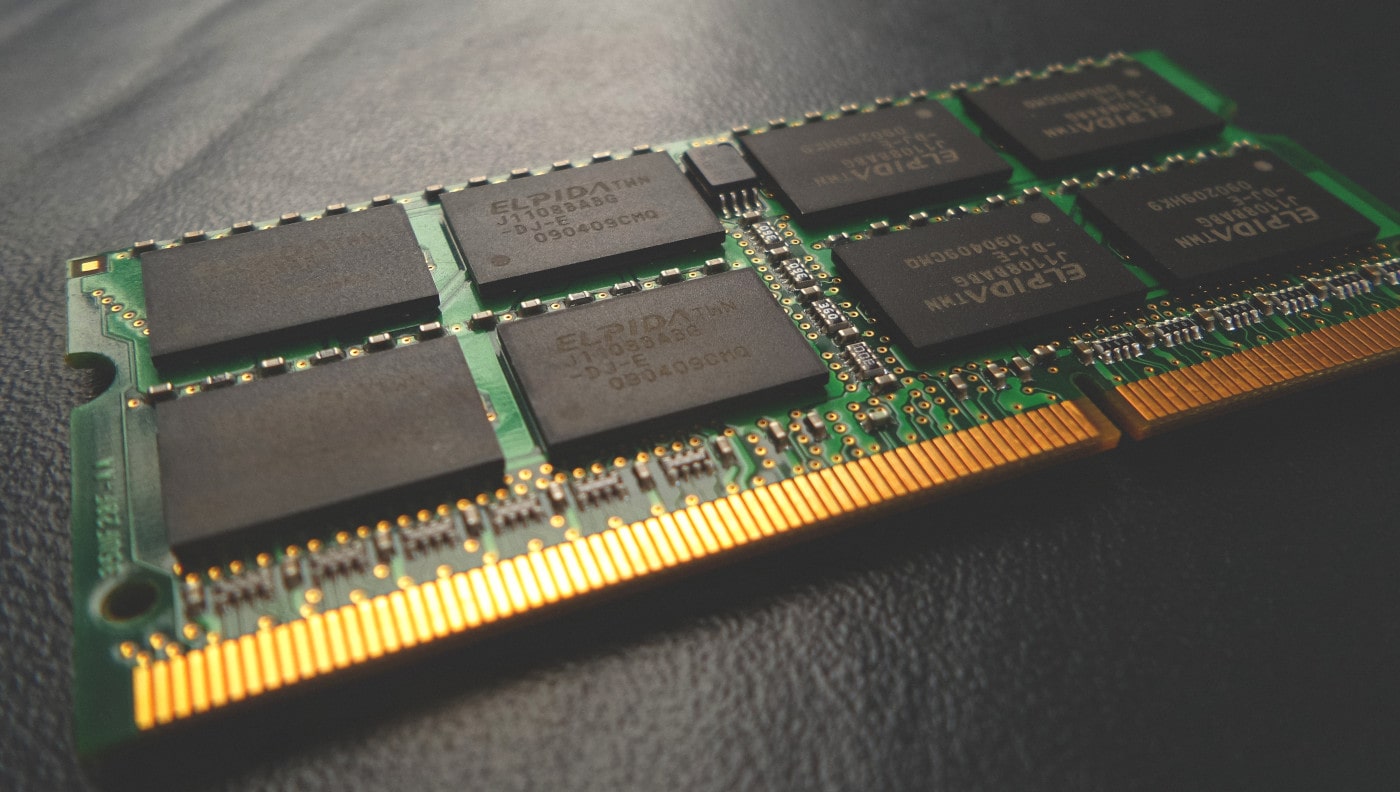 The RAM chip with 8 black memory modules